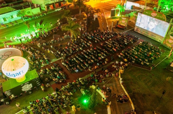 Cine Família na Praça volta a Araguari trazendo experiência de cinema a céu aberto